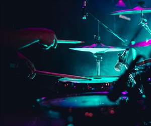 Travis Barker returns to Blink-182